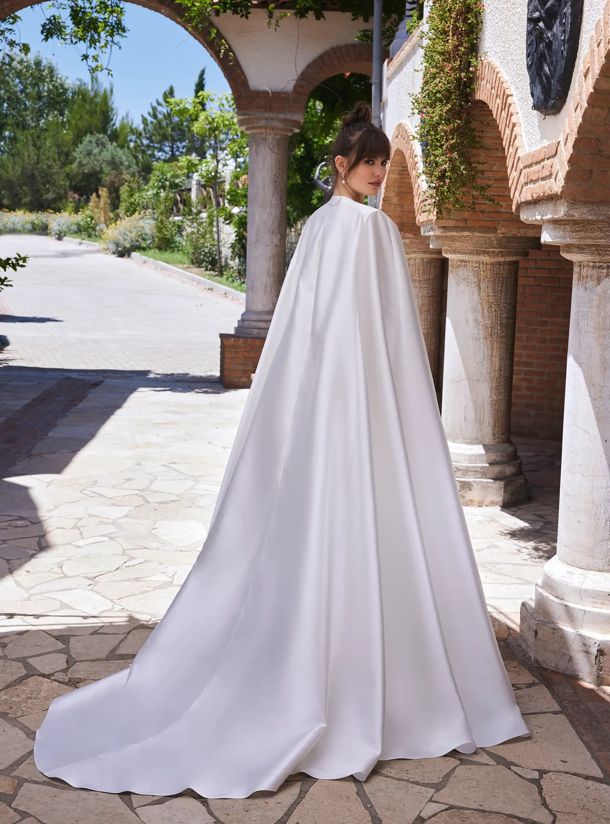 Pearl Pattern Designed Mermaid Style Bridal Gown with Neckline and Cape